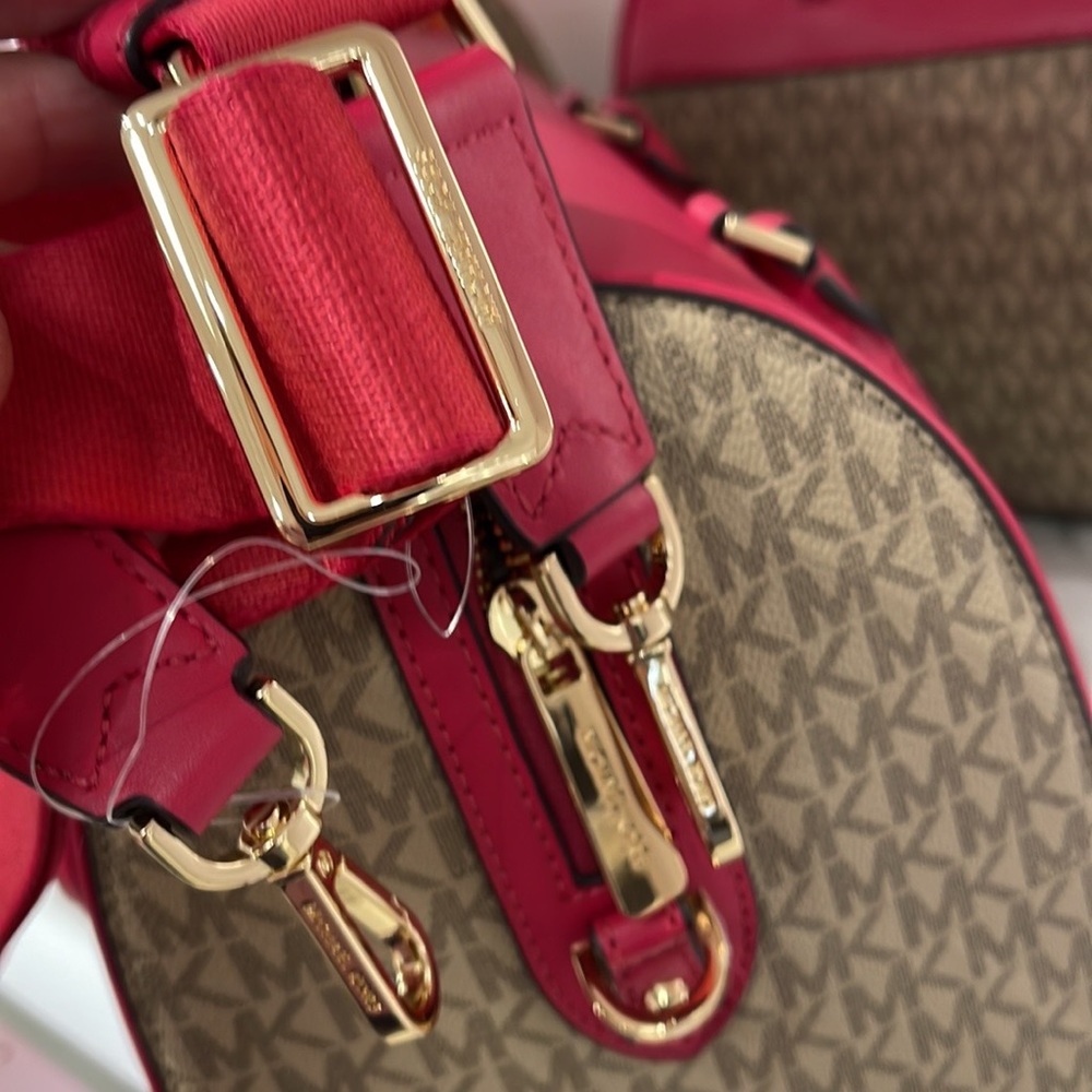 Michael Kors med Duffel Travel - Leather/Coated
Carmine Pink
MD DUFFLES
NWT - Picture 13 of 16